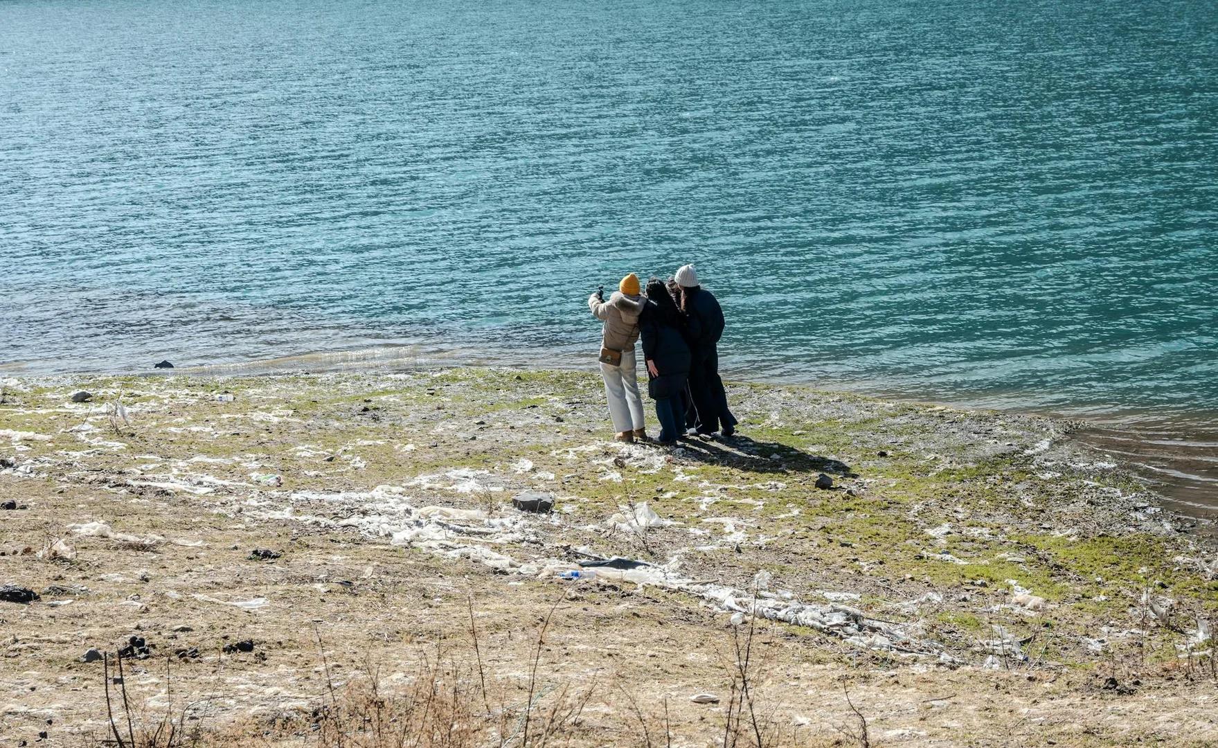 Groupe d'amis planifiant leur prochaine aventure ensemble - Photo par Utilisateur Pexels 1108917636