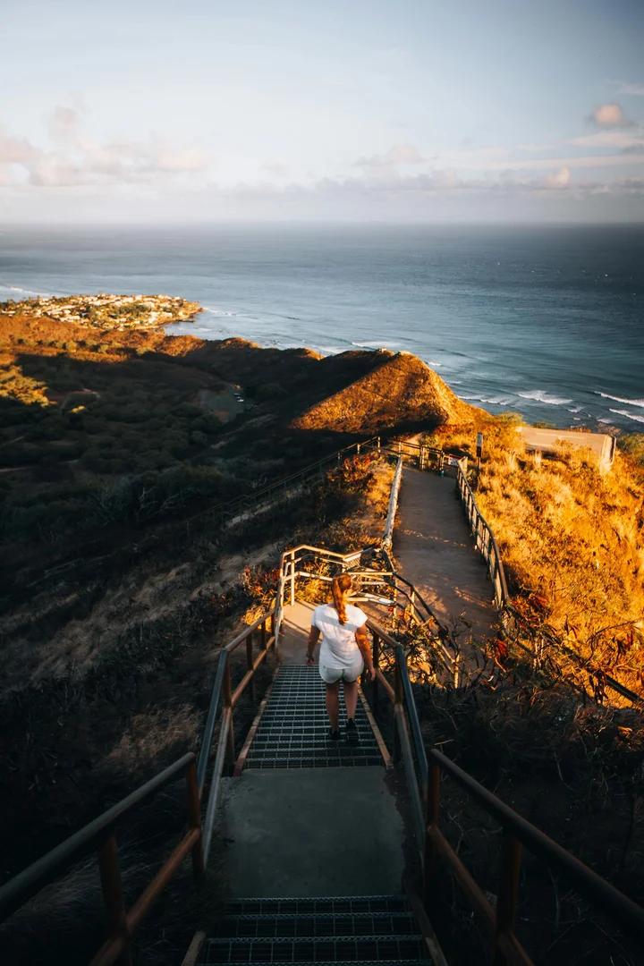 Voyageur solitaire explorant avec confiance une nouvelle ville - Photo par Florian Süss (Pexels)