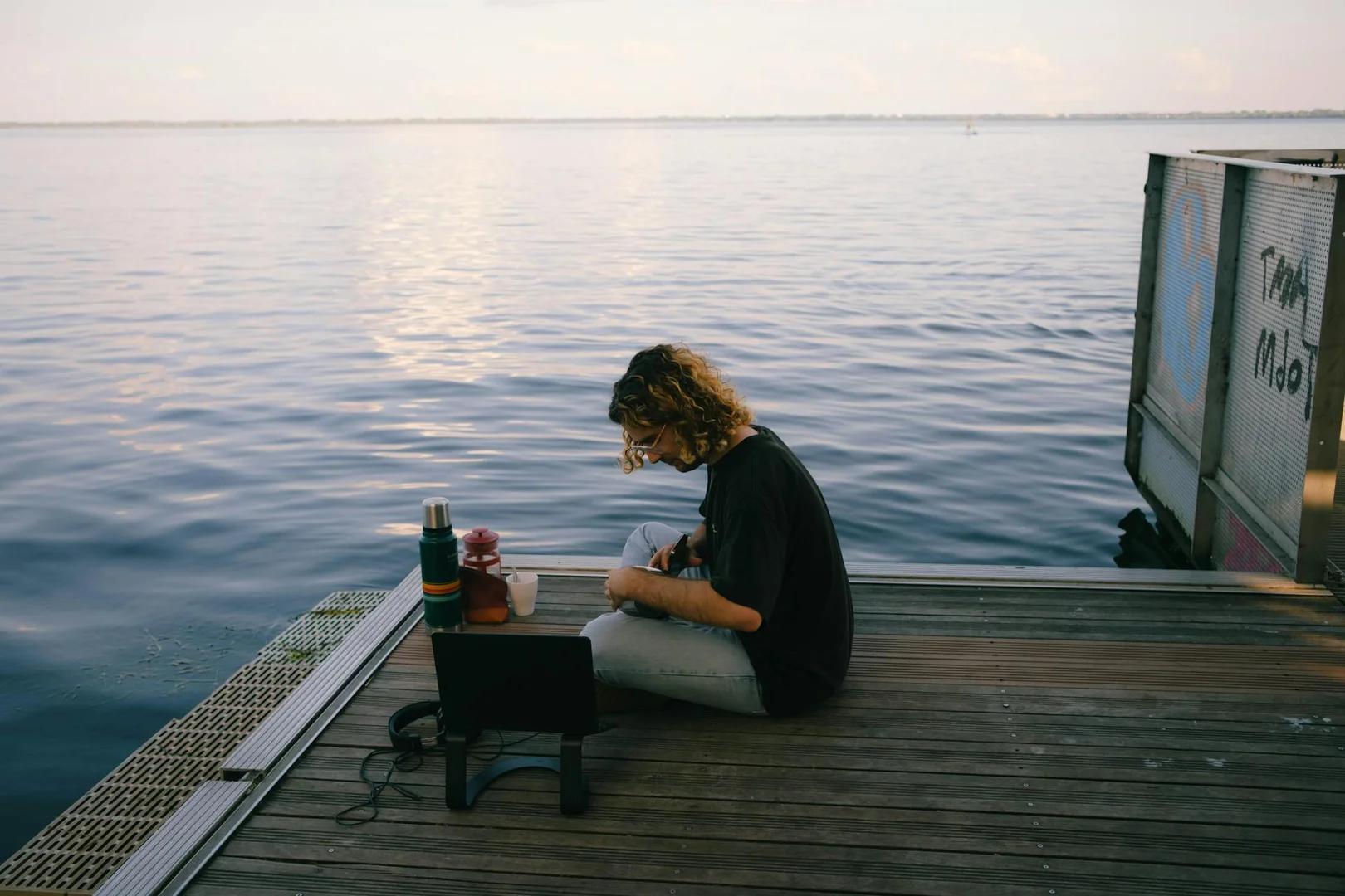 Digital nomad working remotely from beautiful travel destination - Photo by Malen Trossi (Pexels)